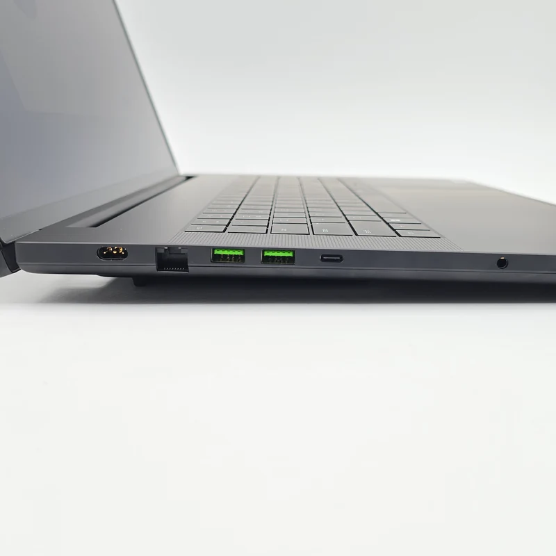 Razer Blade 18 (2025), RTX 5090, Core Ultra 9 275HX, 64GB DDR5, 4TB NVMe, 18" UHD+ 240Hz, Windows Gaming Laptop