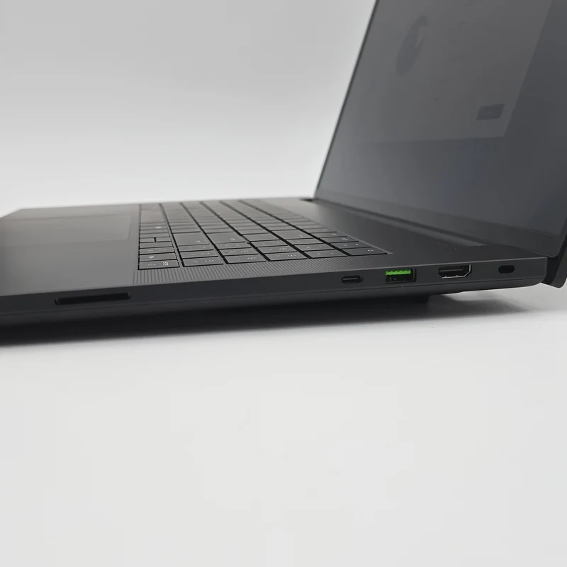 Razer Blade 18 (2025), RTX 5090, Core Ultra 9 275HX, 64GB DDR5, 4TB NVMe, 18" UHD+ 240Hz, Windows Gaming Laptop