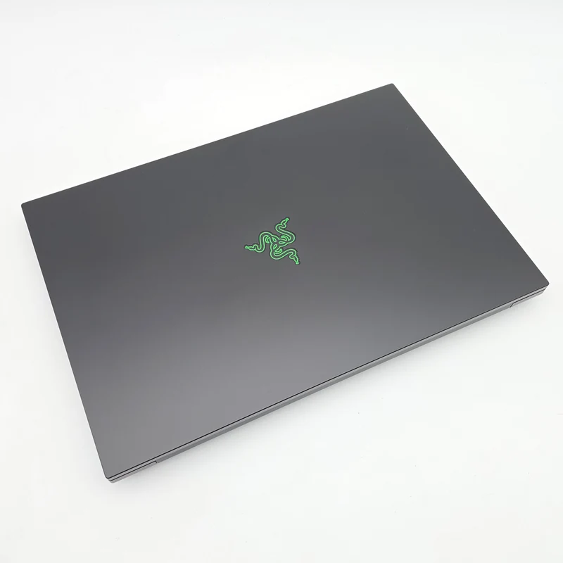 Razer Blade 18 (2025), RTX 5090, Core Ultra 9 275HX, 64GB DDR5, 4TB NVMe, 18" UHD+ 240Hz, Windows Gaming Laptop