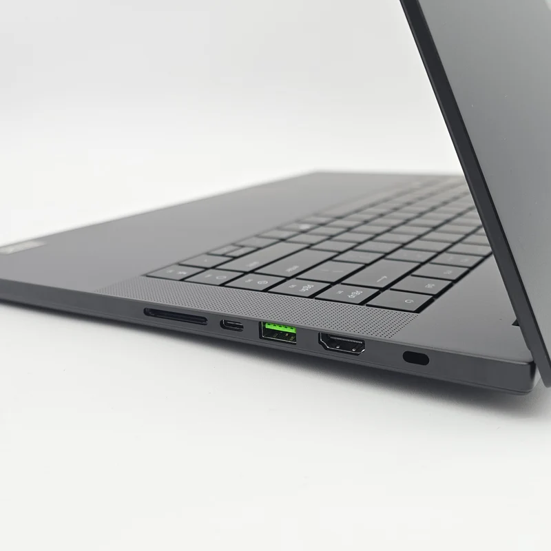 Razer Blade 16 OLED, NVIDIA RTX 5090, AMD Ryzen AI 9 HX370, 32GB RAM, QHD+ 240Hz, Gaming Laptop