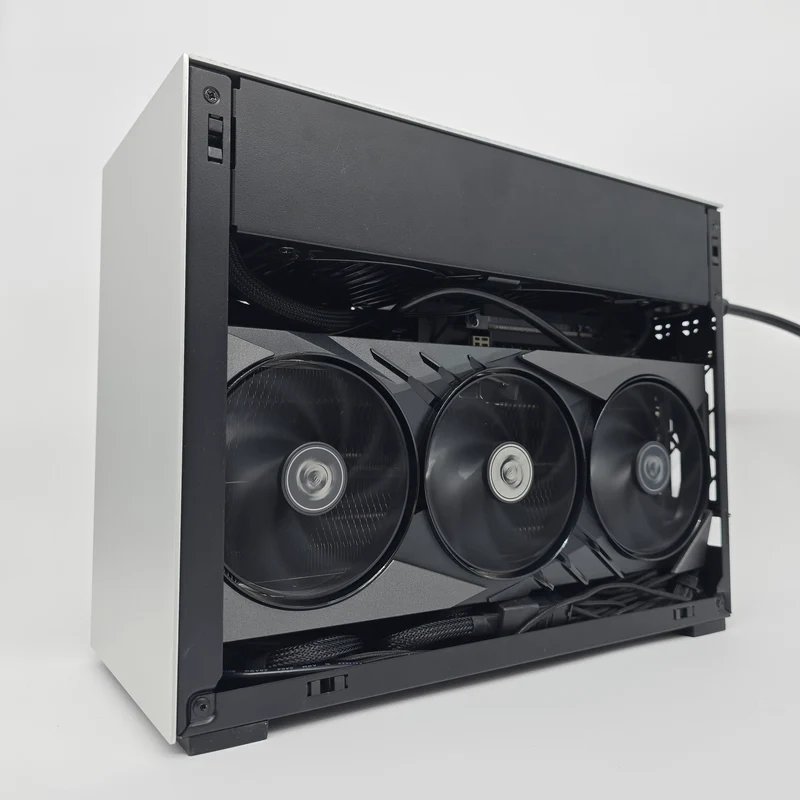 RTX 4090, Ryzen 7800X3D, 32GB DDR5, Lian Li DAN SFX Custom Liquid Cooled Gaming PC