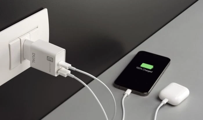 Cellularline Dual Charger - iPhone 8 or later Caricabatterie da rete con 2 porte USB e USB-C per la carica simultanea di due dispositivi Apple Bianco