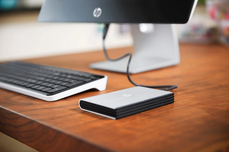 HP Pavilion 23-q102nl 58,4 cm (23") 1920 x 1080 Pixel Intel® Core™ i3 di quarta generazione 4 GB DDR3L-SDRAM 500 GB HDD PC All-in-one Windows 10 Home Wi-Fi 5 (802.11ac) Nero, Bianco