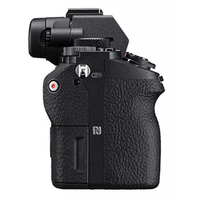 Sony α Alpha 7 II, fotocamera mirrorless con obiettivo 28-70mm, attacco E, sensore full-frame, 24.3 MP