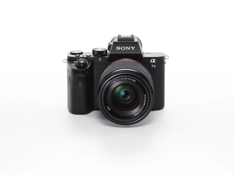 Sony α Alpha 7 II, fotocamera mirrorless con obiettivo 28-70mm, attacco E, sensore full-frame, 24.3 MP