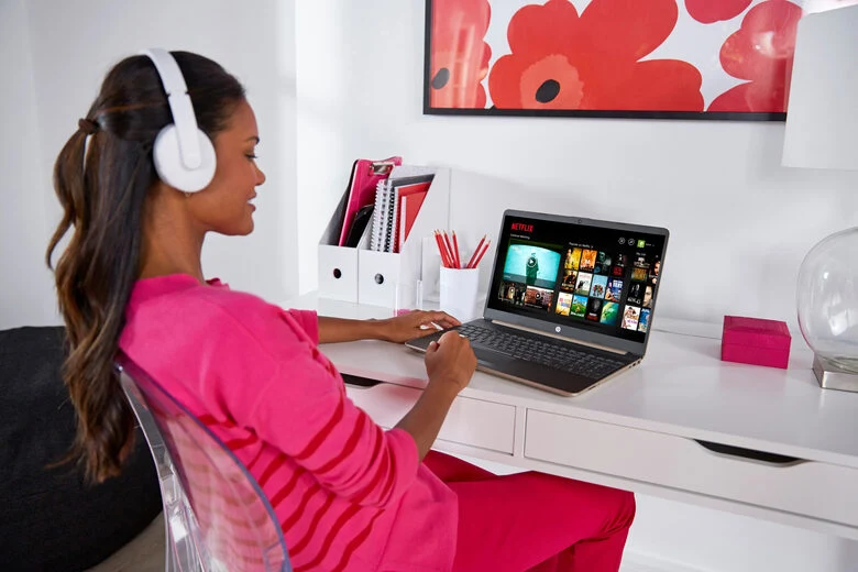 HP 15-dw0078nl Computer portatile 39,6 cm (15.6") Full HD Intel® Core™ i7 di ottava generazione 8 GB DDR4-SDRAM 1128 GB HDD+SSD NVIDIA® GeForce® MX130 Wi-Fi 5 (802.11ac) Windows 10 Home Arge