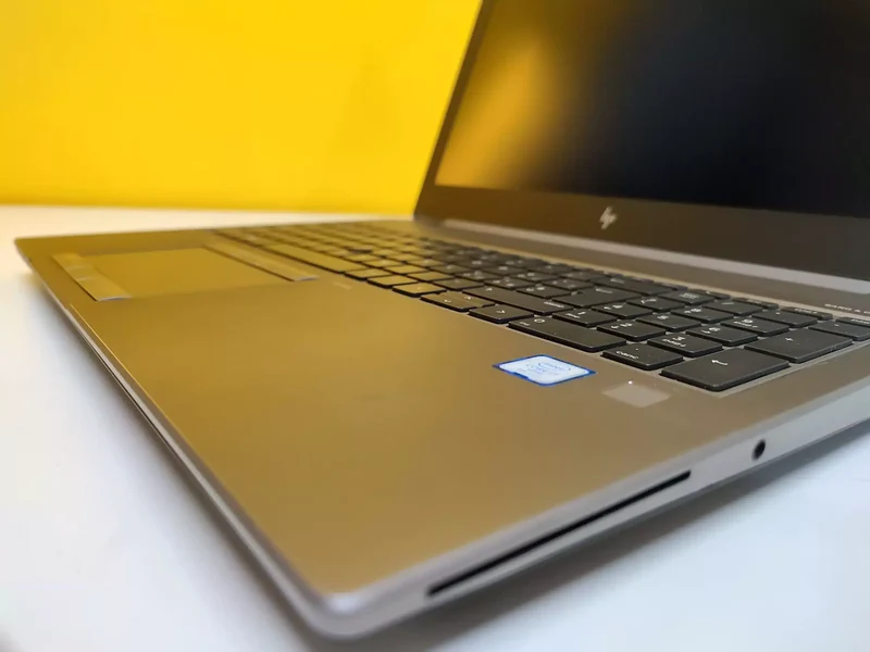 HP ZBook 15 G5 Notebook High-Performance 15.5″ FullHD | Intel Core i7-8850H | RAM 32GB | SSD 512GB | Nvidia Quadro P1000 4GB Windows 11 Pro Grado B