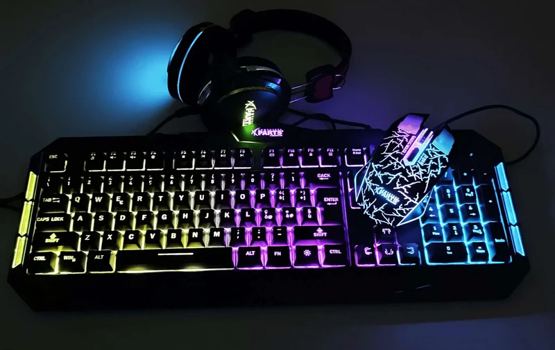 Pc Gaming Comet | Intel Core i5-10400F 6Cores | Ram 16/32Gb | SSD M.2 nvme 500Gb | Nvidia GTX 1050Ti 4Gb | WiFi | Windows 11 Pro + Kit Mouse, tastiera, cuffie RGB Il PC Gaming perfetto per il FullHD
