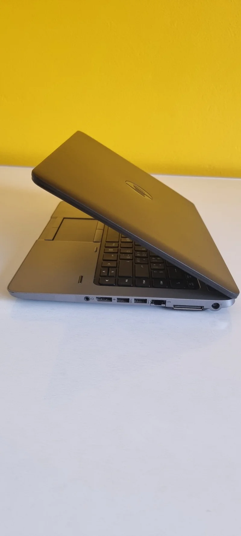 Hp EliteBook 840 G1 Notebook | Intel Core i5-4300U 1.9Ghz | 14" Pollici | 8Gb Ram | 240Gb SSD | Tastiera Italiana | WebCam WiFi | Windows 10 Grado B