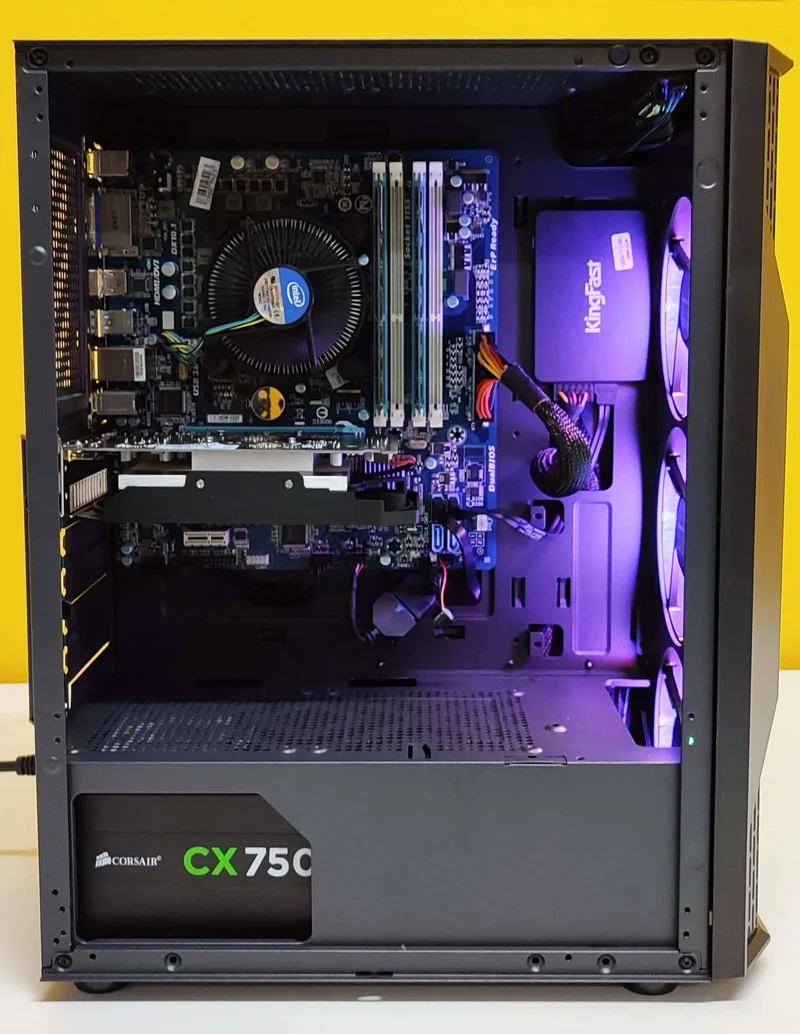 Postazione da Gaming PC | Intel Core i7 3.4Ghz| Ram 16Gb | SSD 256Gb + 1Tb | Nvidia GT730 4Gb | Windows 10 Pro + Kit Mouse Tastiera RGB e Cuffie con microfono + Monitor Samsung S27A650D LED 27″ Full HD + Scrivania da Gaming Il bundle più completo del Web